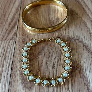 NAPIER VINTAGE SET OF TWO GOLD-TONE FAUX PEARL AND BANGLE 7" BRACELETS